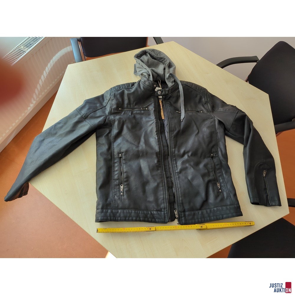 Jacke liegend mit Zollstock