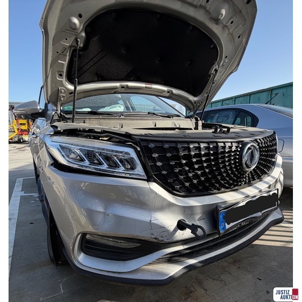 Fahrzeugfront &lpar;Motorhaube l&auml;sst sich &ouml;ffnen &plus; verschlie&szlig;en&rpar;