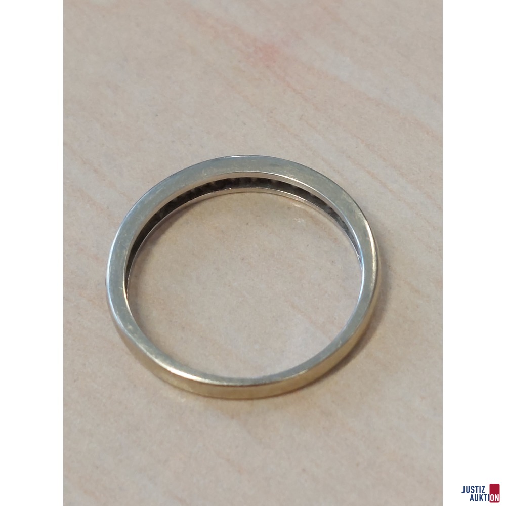 Wei&szlig;gold-Damenring mit wei&szlig;en Schmucksteinen