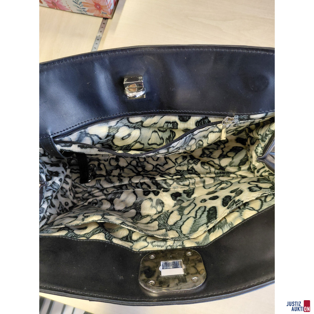 Longchamp L&eacute;gende Farbe Schwarz&comma; gestepptes Leder&comma; gebraucht