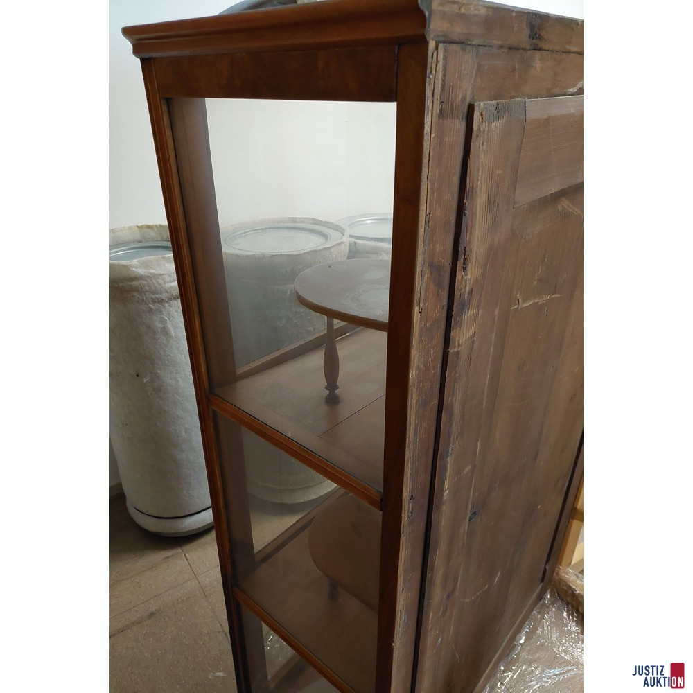 Vitrine aus Nussholz furniert&comma; 1880er&comma;&nbsp;Gr&ouml;&szlig;e&colon; 150x93x43 cm