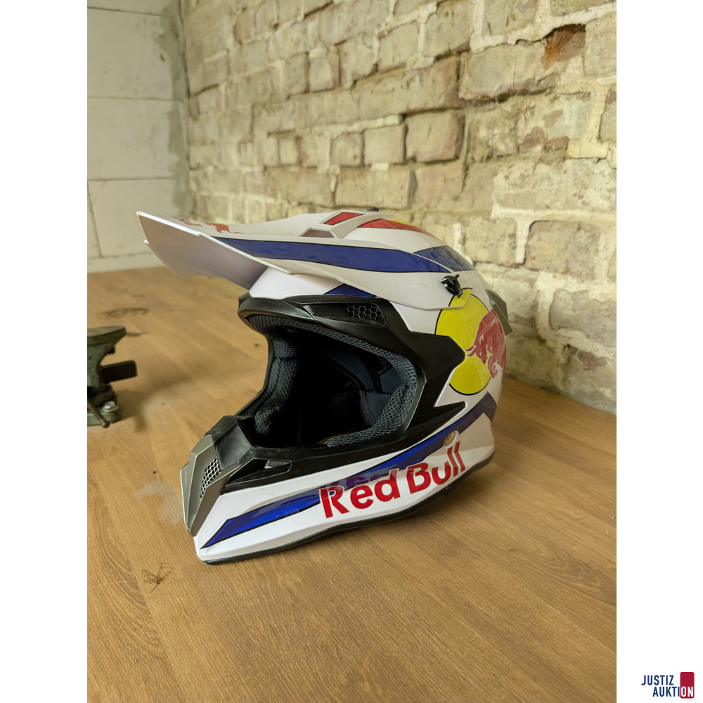 Helm Red Bull