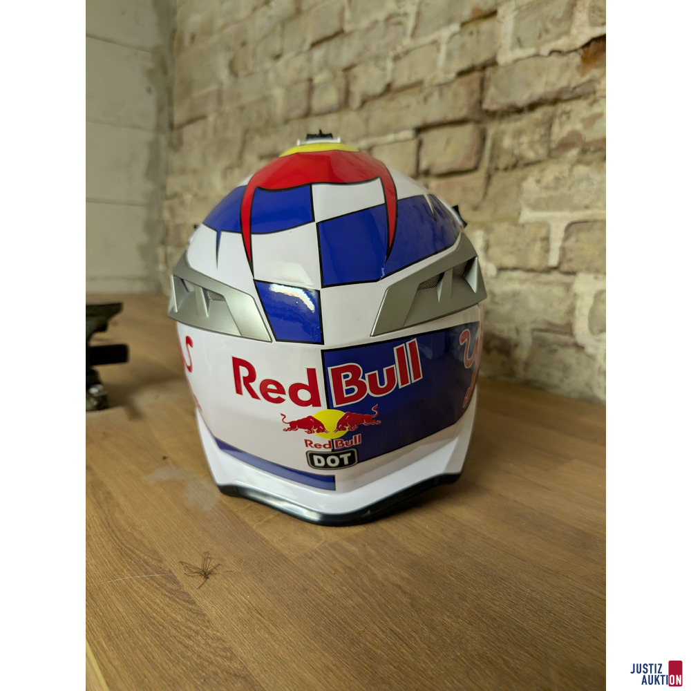 Helm Red Bull