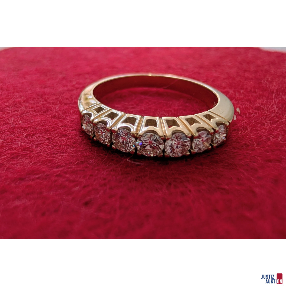 Goldring mit Brillanten - Nahansicht