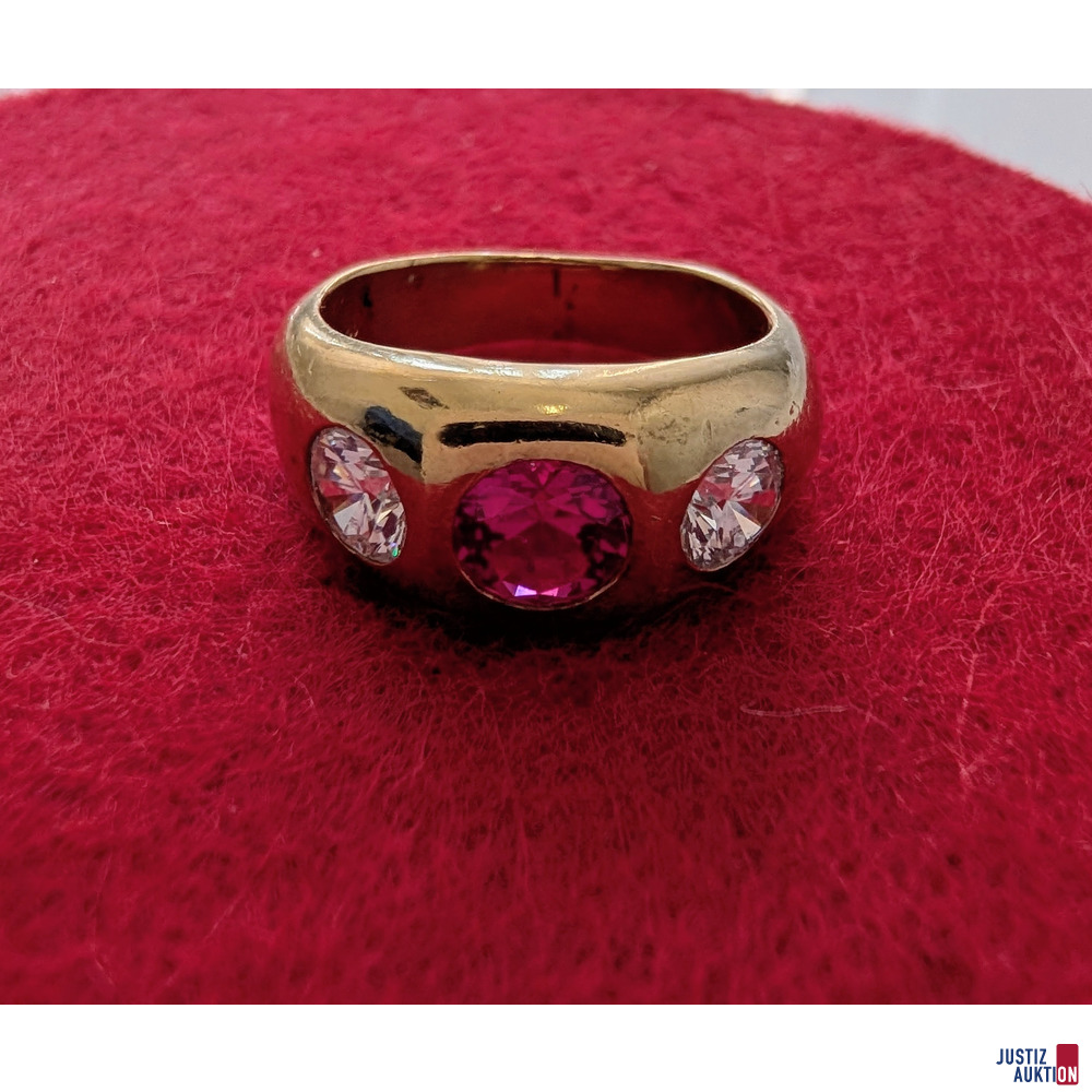 Goldring mit Steinen - Nahansicht