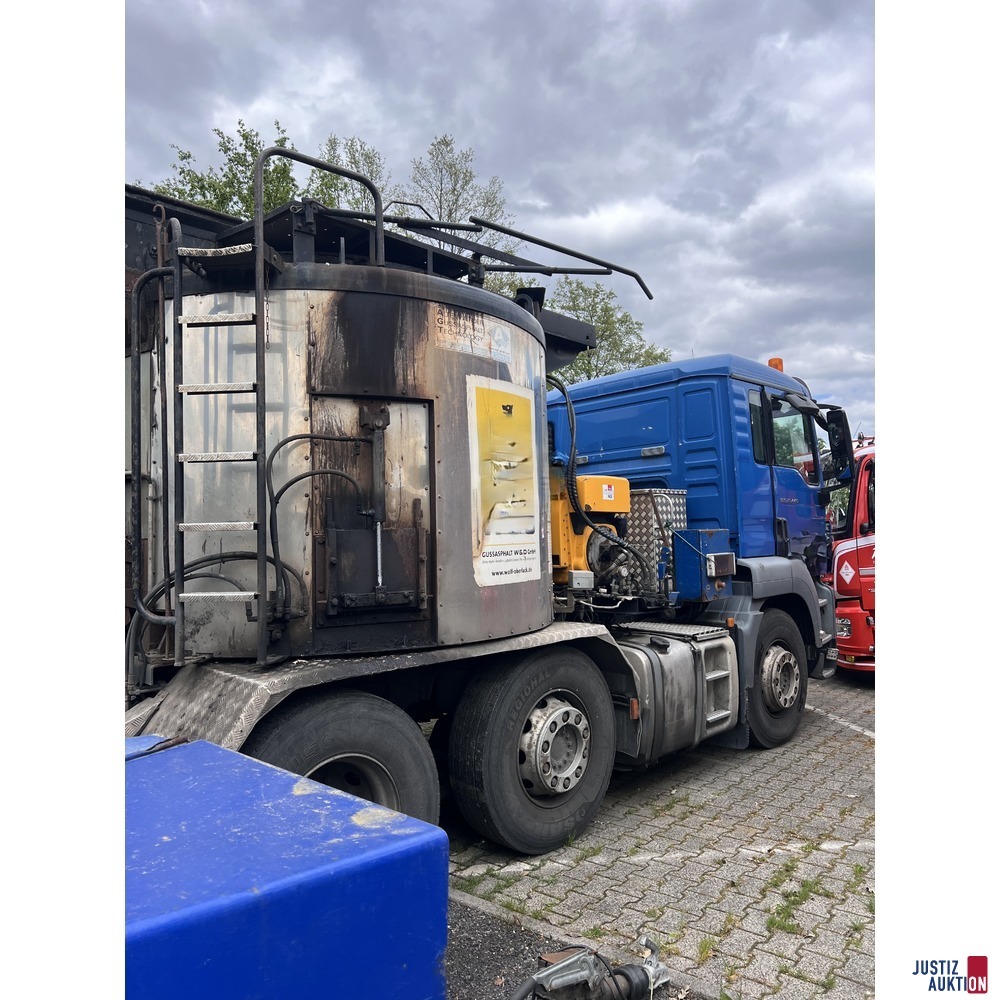 LKW mit Asphaltaufbau