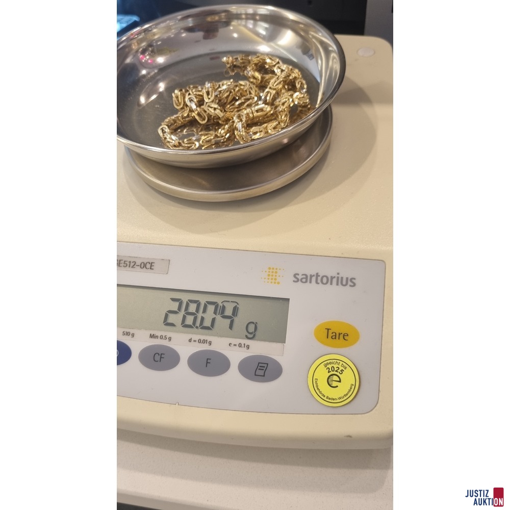 Goldkette auf Waage