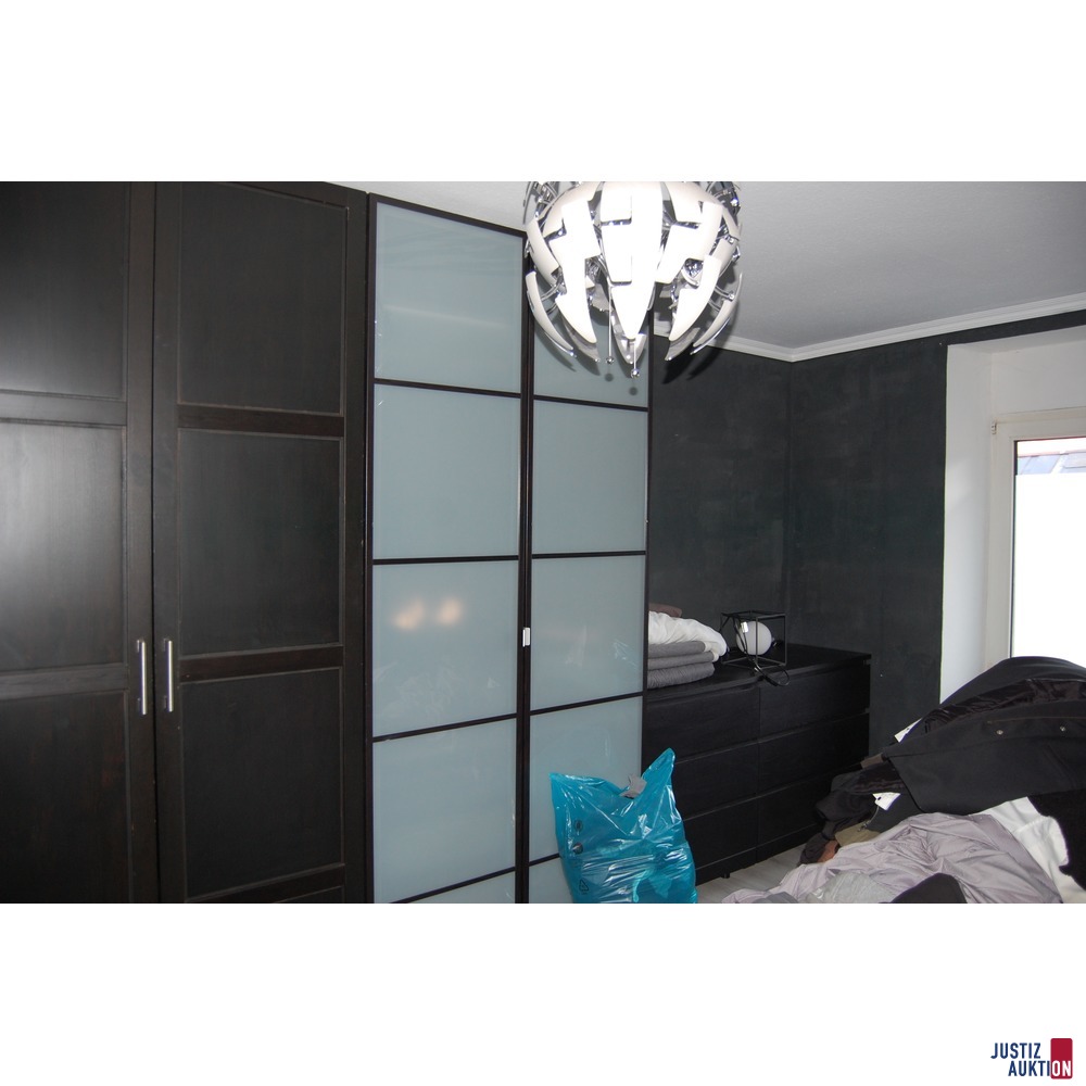 Schlafzimmerschrank u.a.