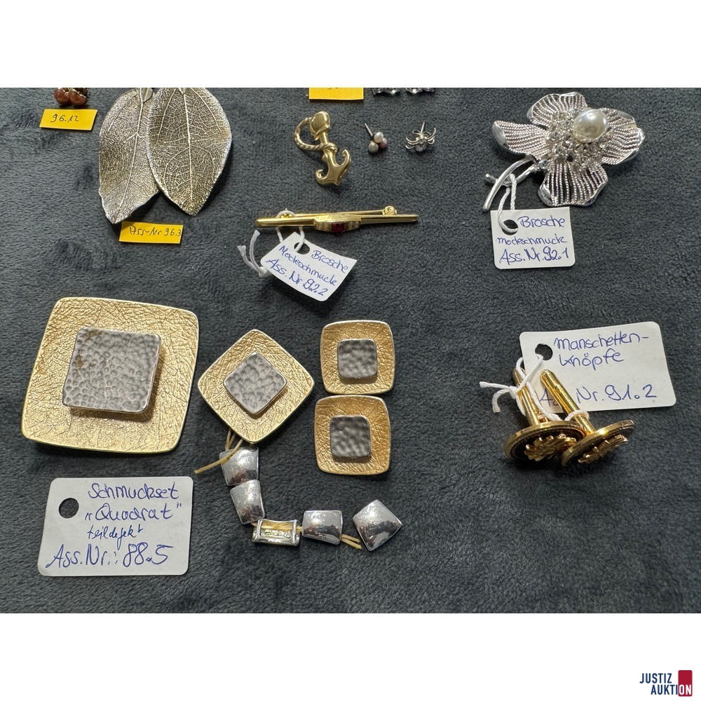 Detail Ansteckschmuck