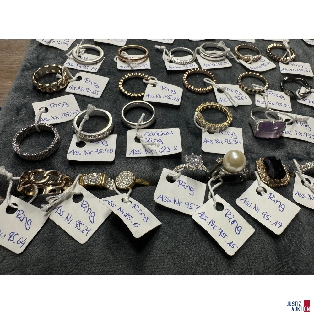 Detailansicht Ringe mit Stein 1