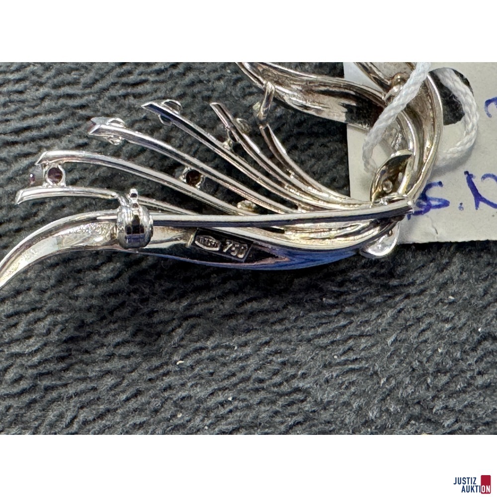 R&uuml;ckseite mit Nadel u&period; Punzierung