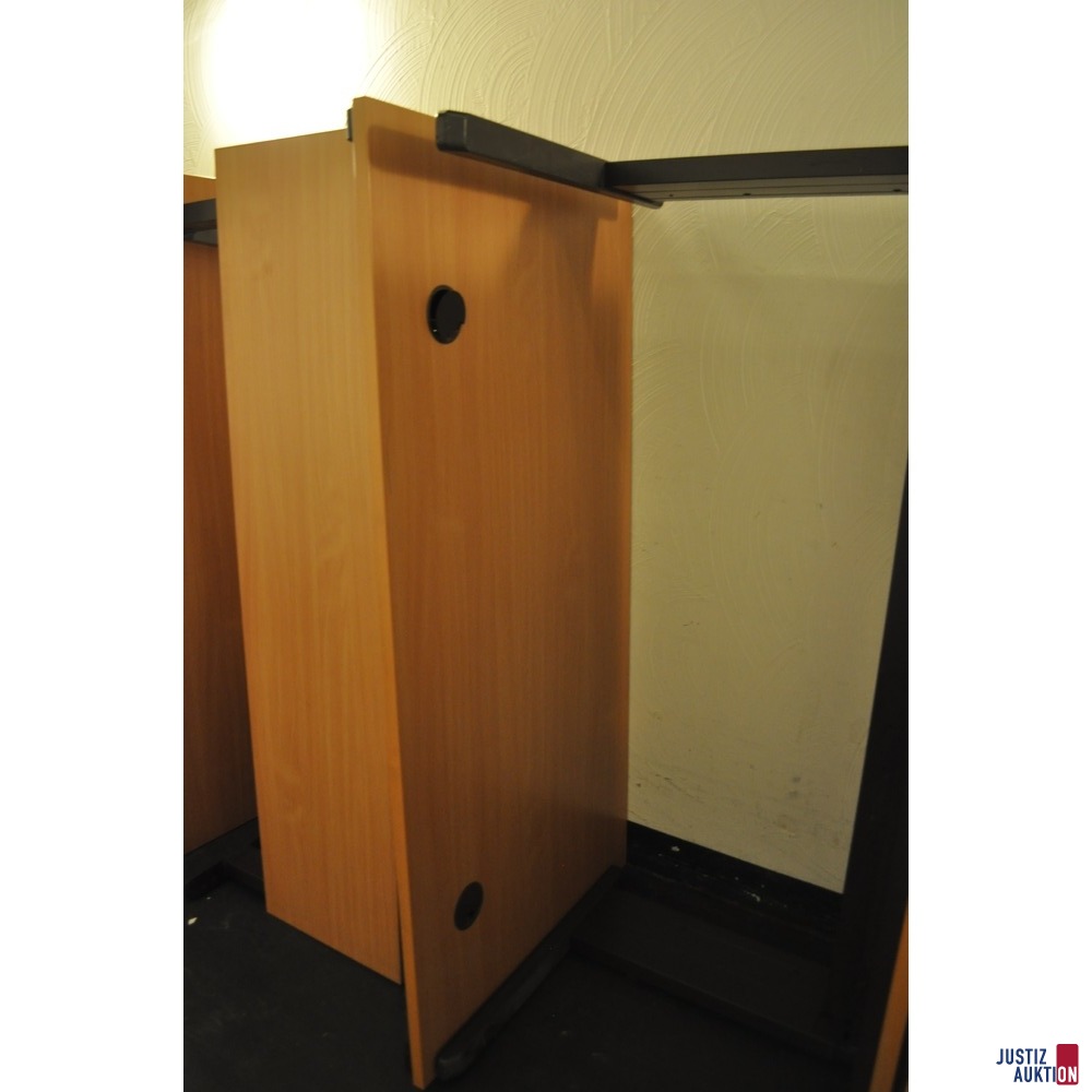 Bürotisch Kabeldurchlässe