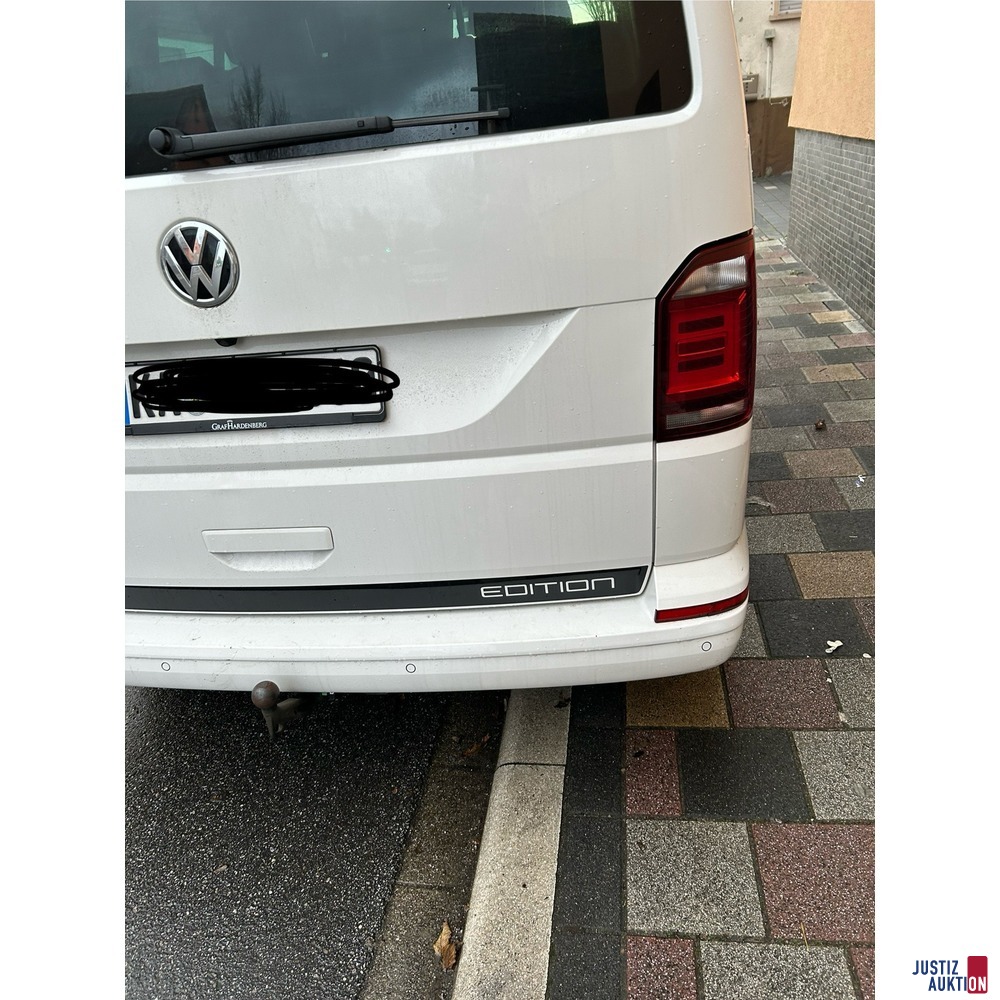 Heckansicht mit Anh&auml;ngerkupplung und Schriftzug