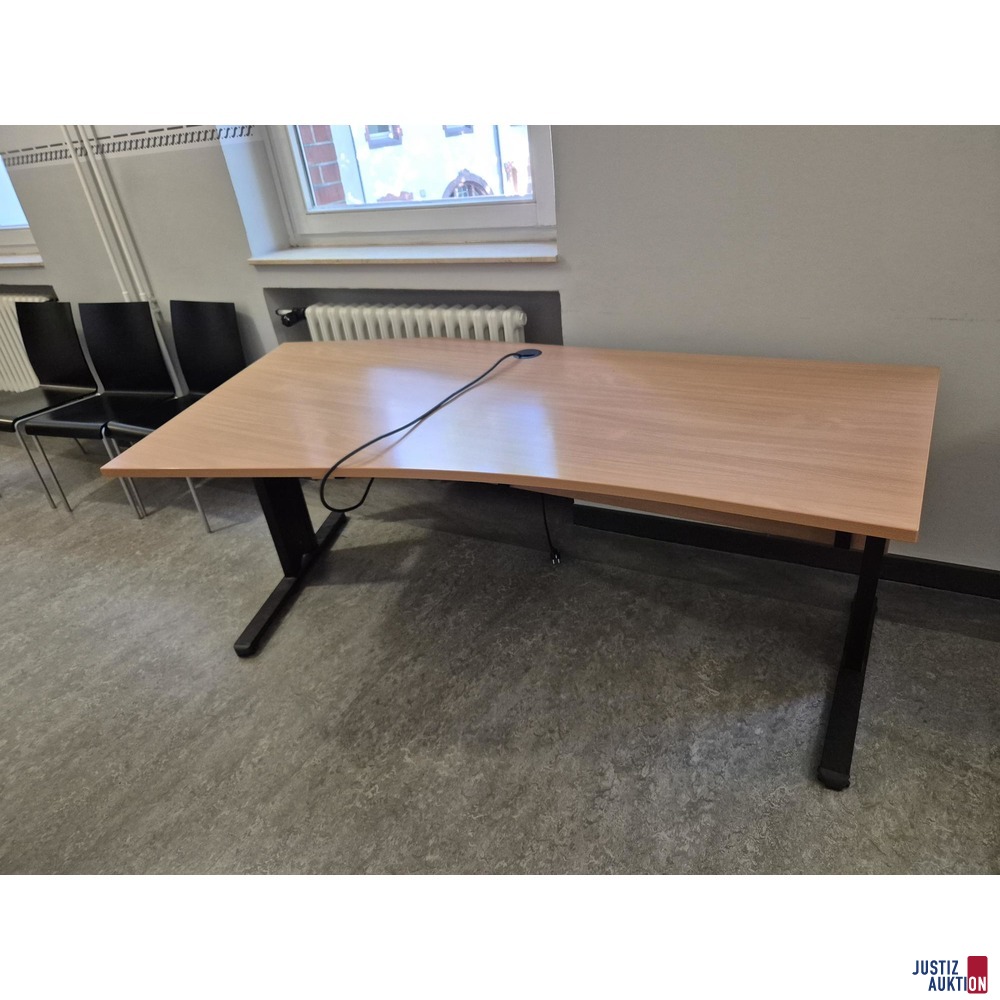 Schreibtisch mit Mehrfachstecker
