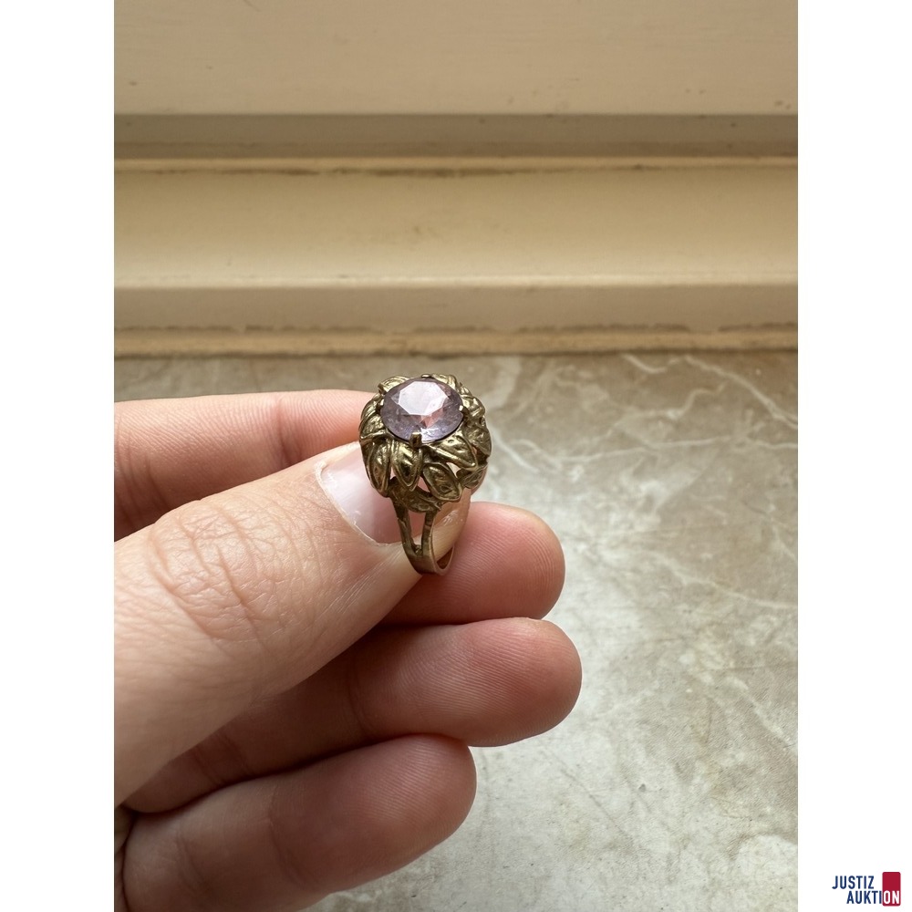 Ring Nr&period; 1 Goldring mit Stein &lpar;wahrscheinlich Amethyst&rpar;