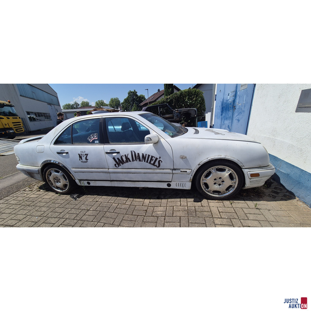 weißer Mercedes Benz E 420 // Limousine – foto 2 – kavel bij Justiz-Auktion, Rastatt