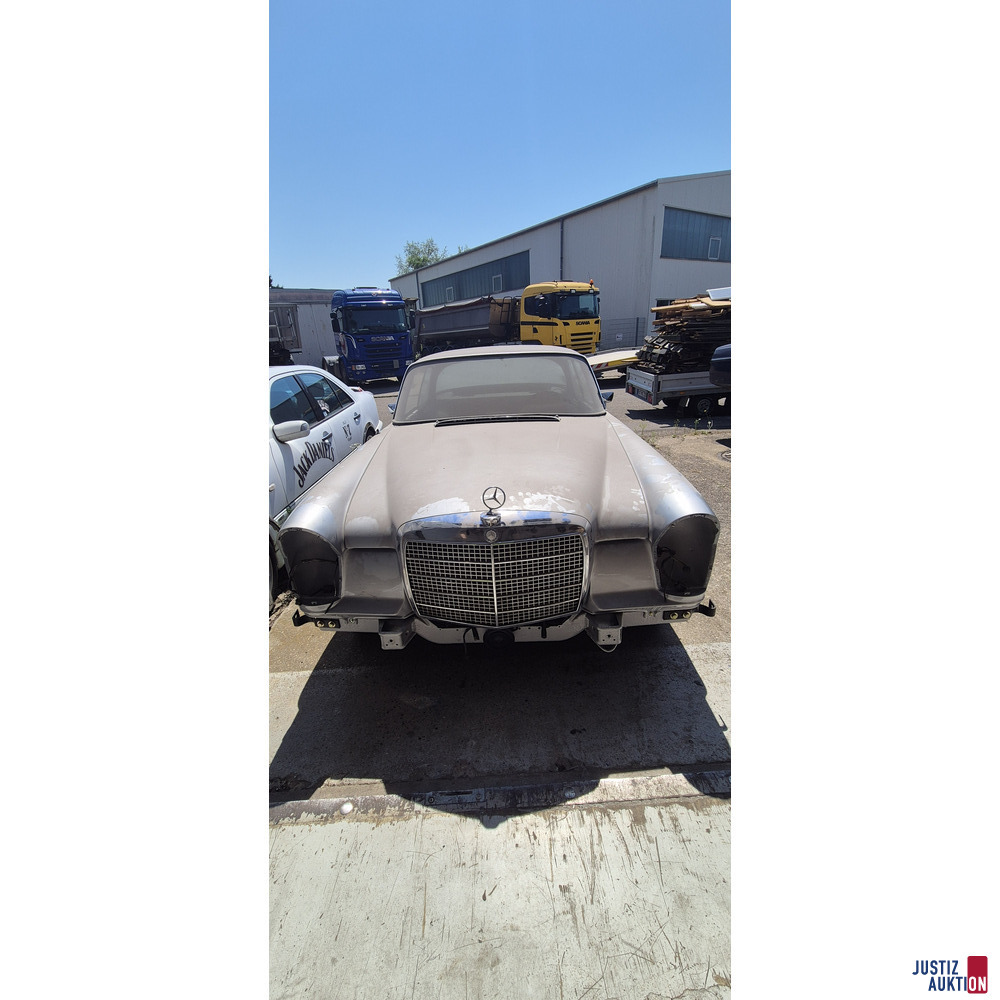 weiß-blauer Mercedes Benz 280 SE 3.5 // Coupé – foto 2 – kavel bij Justiz-Auktion, Rastatt