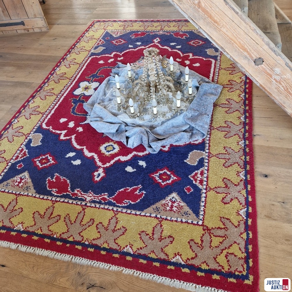 Teppich mit Kronleuchte