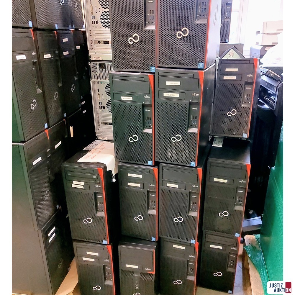 gestapelte PCs auf Palette