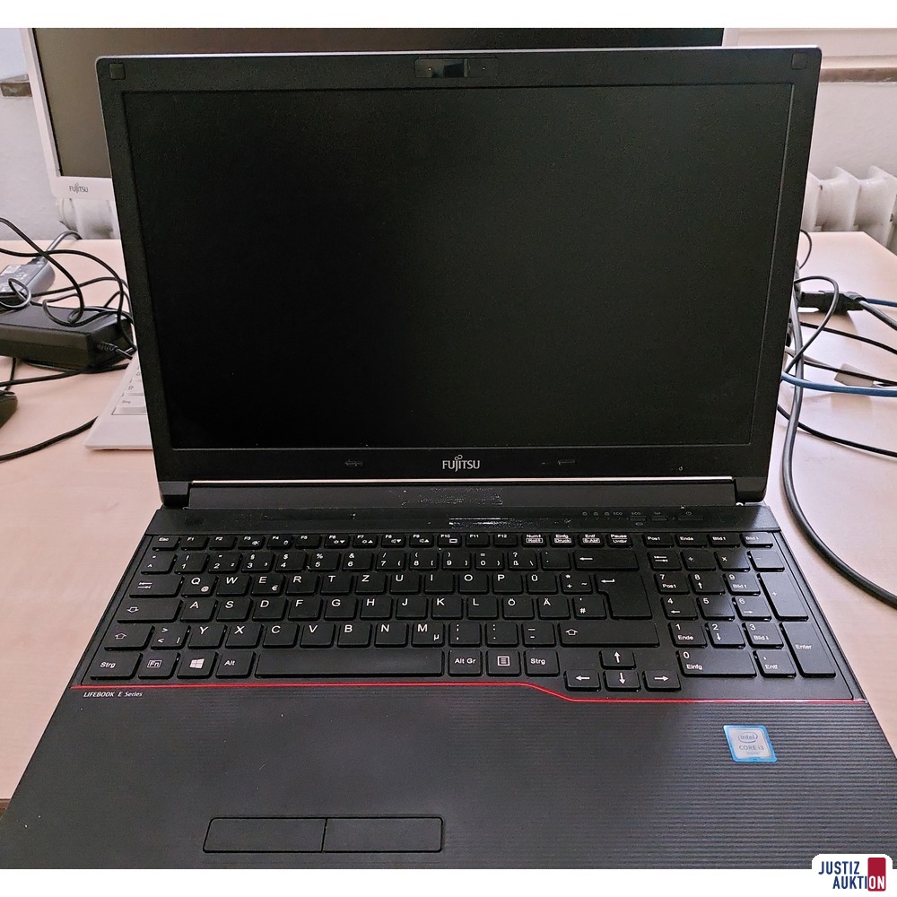 aufgeklapptes Notebook