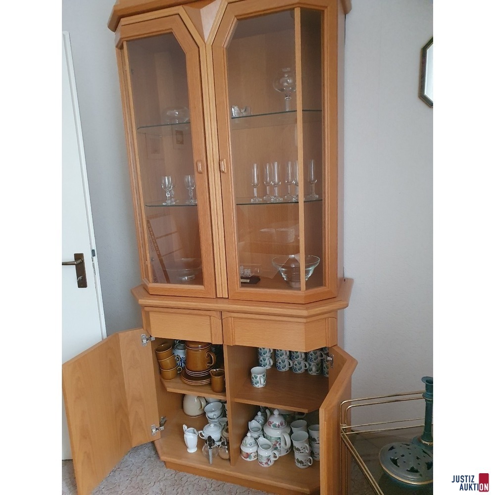 Vitrinenschrank mit Geschirr