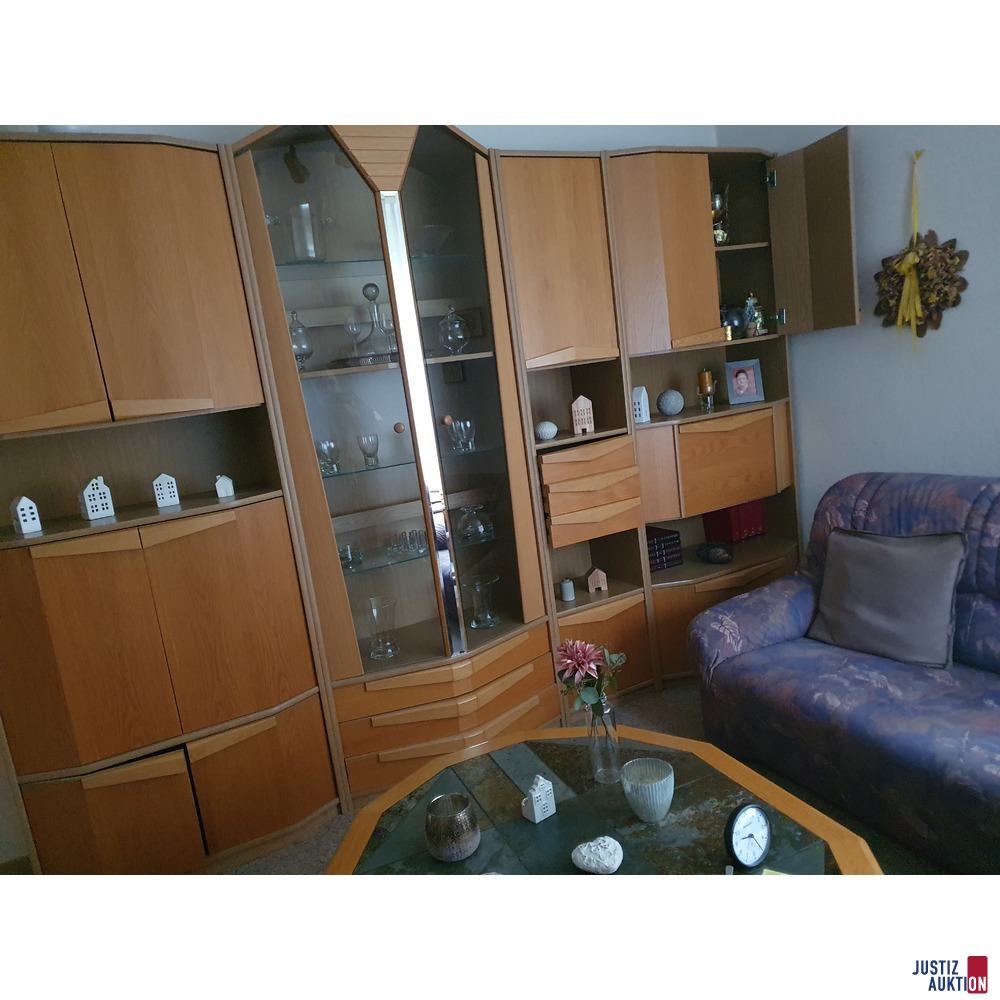 Wohnzimmerschrank mit Geschirr