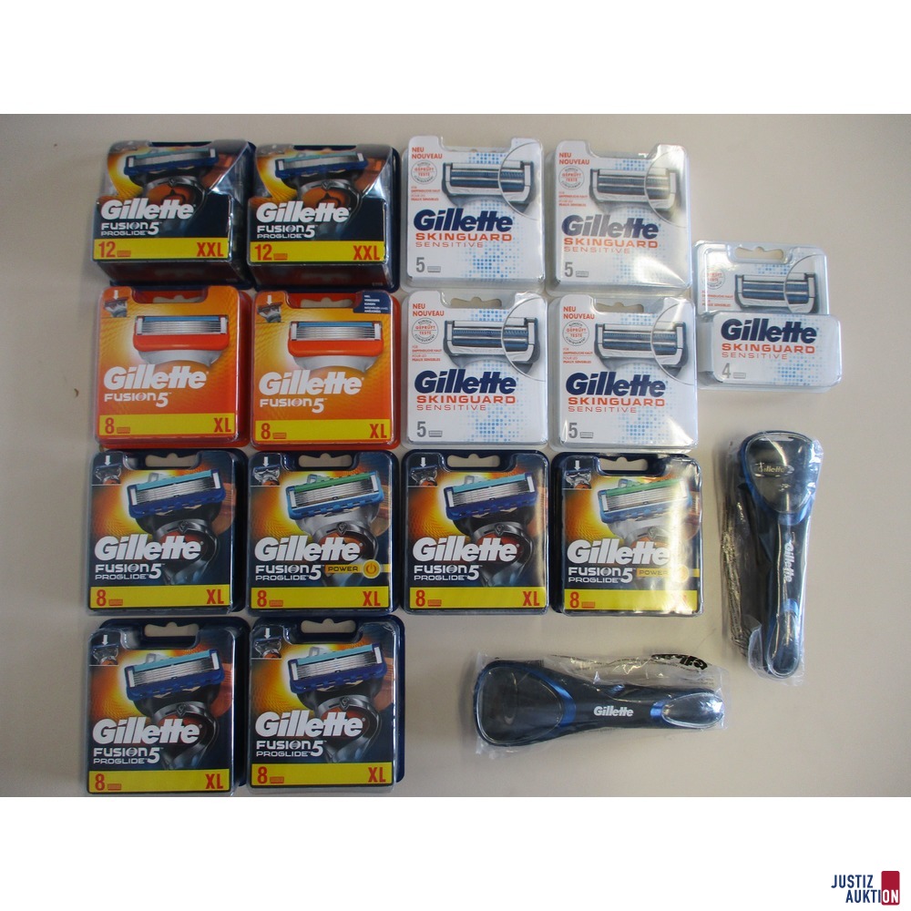 15 Packungen Gillette Rasierklingen u. 2 Rasiererhalter Vorderansicht