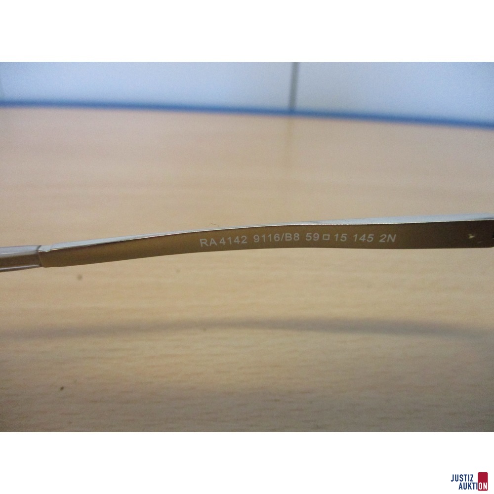Sonnenbrille Ralph Lauren Ansicht Modellbezeichnung im B&uuml;gel innen