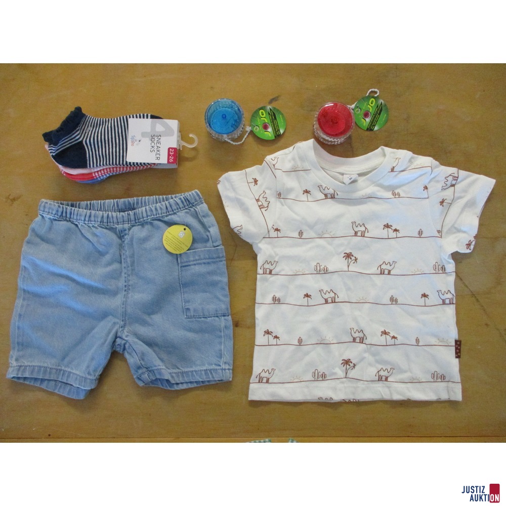 Konvolut Kinderbekleidung/Kinderspielzeug