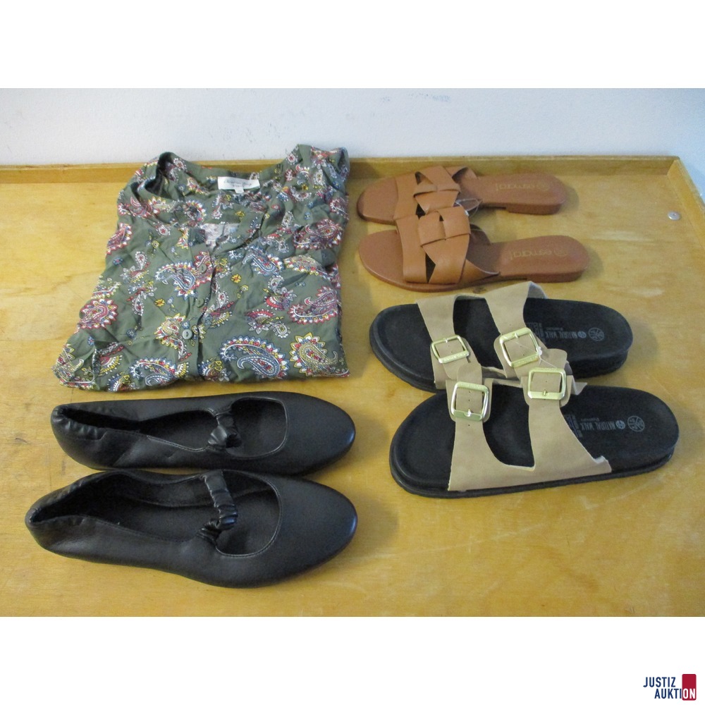 3 Paar Damenschuhe&comma; 1 Damenbluse