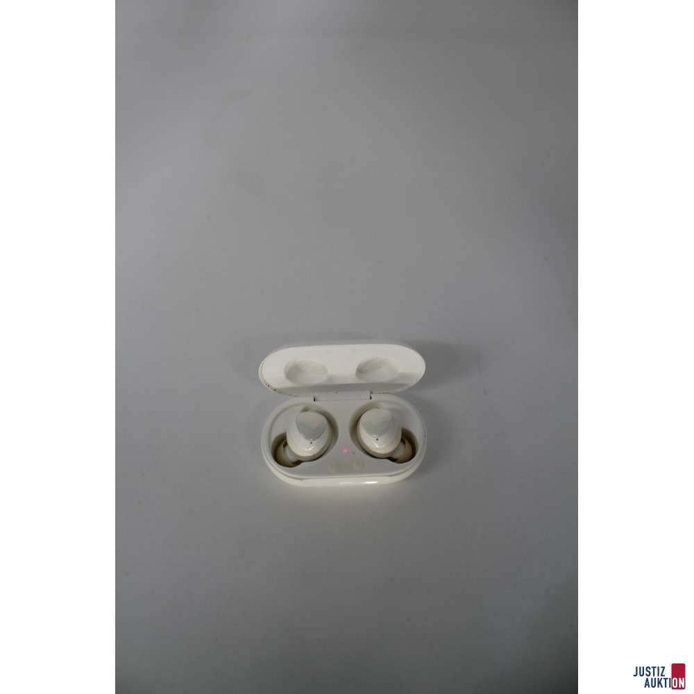 geöffnete Box mit Earbuds