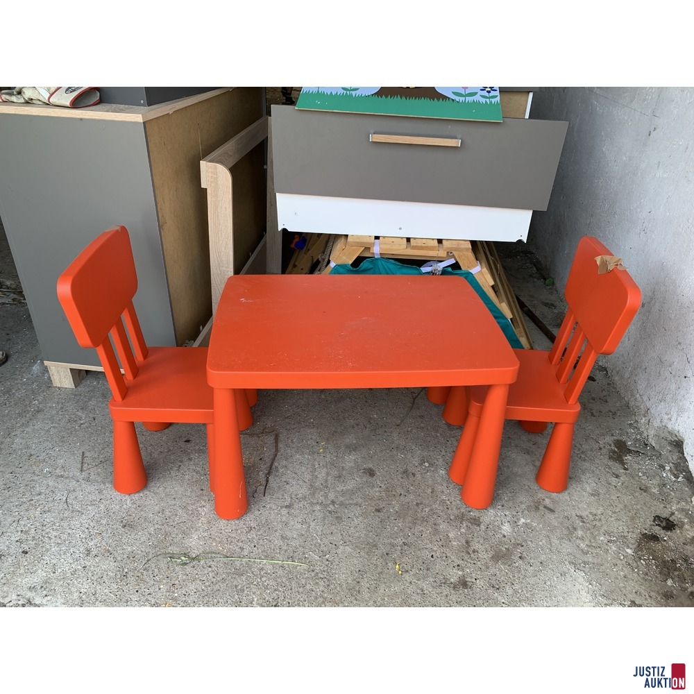 Kinderstühle und -tisch