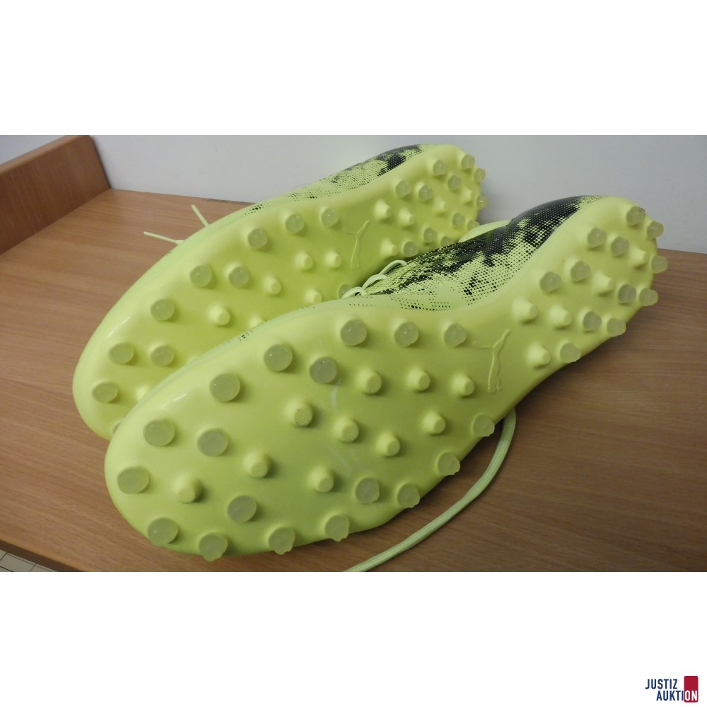 Fußballschuhe unten