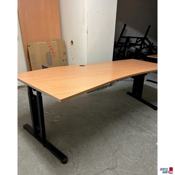 Tisch (komplett aufgebaut)