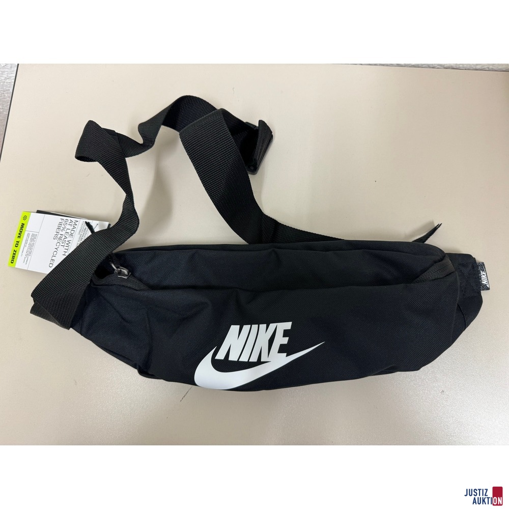 1 schwarze Bauchtasche der Marke "NIKE" (Volumen: 3 Liter)