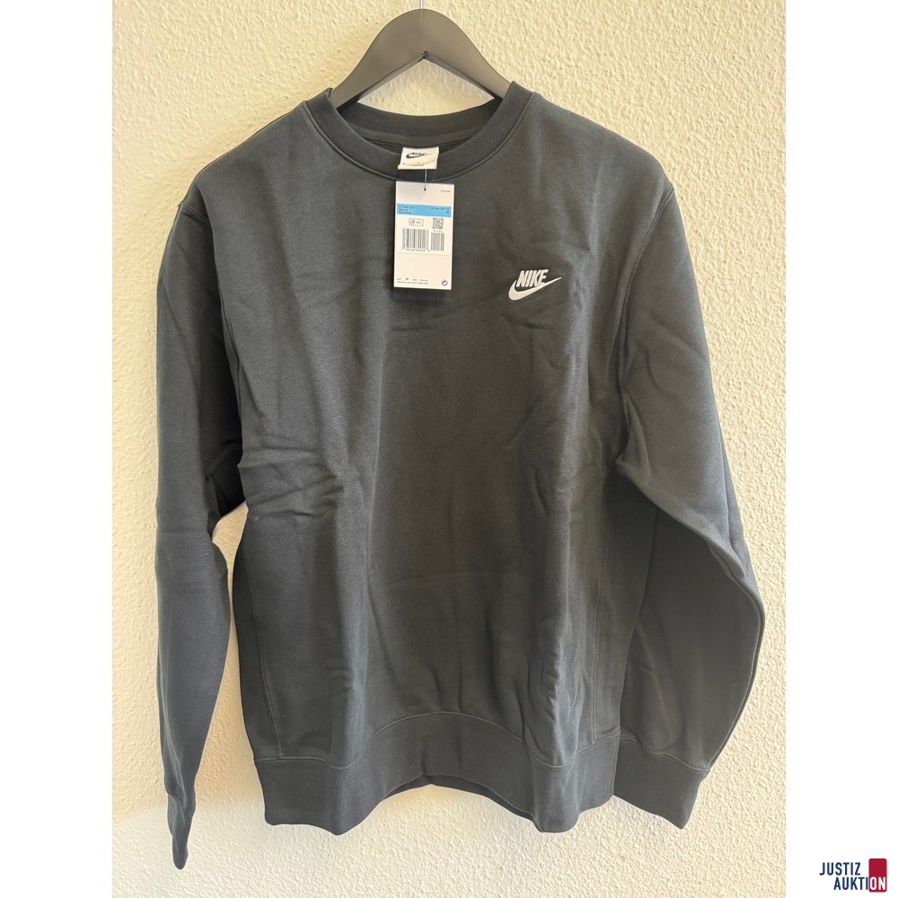 Langarmshirt Nike in schwarz. Größe M