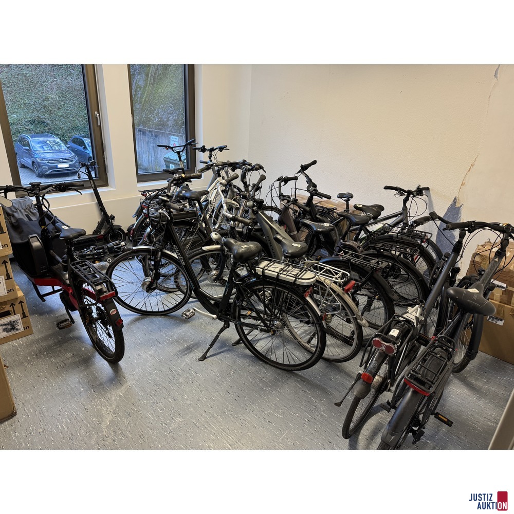13 Fahrräder, 2 E-Scooter, Einzelteile an Bastler