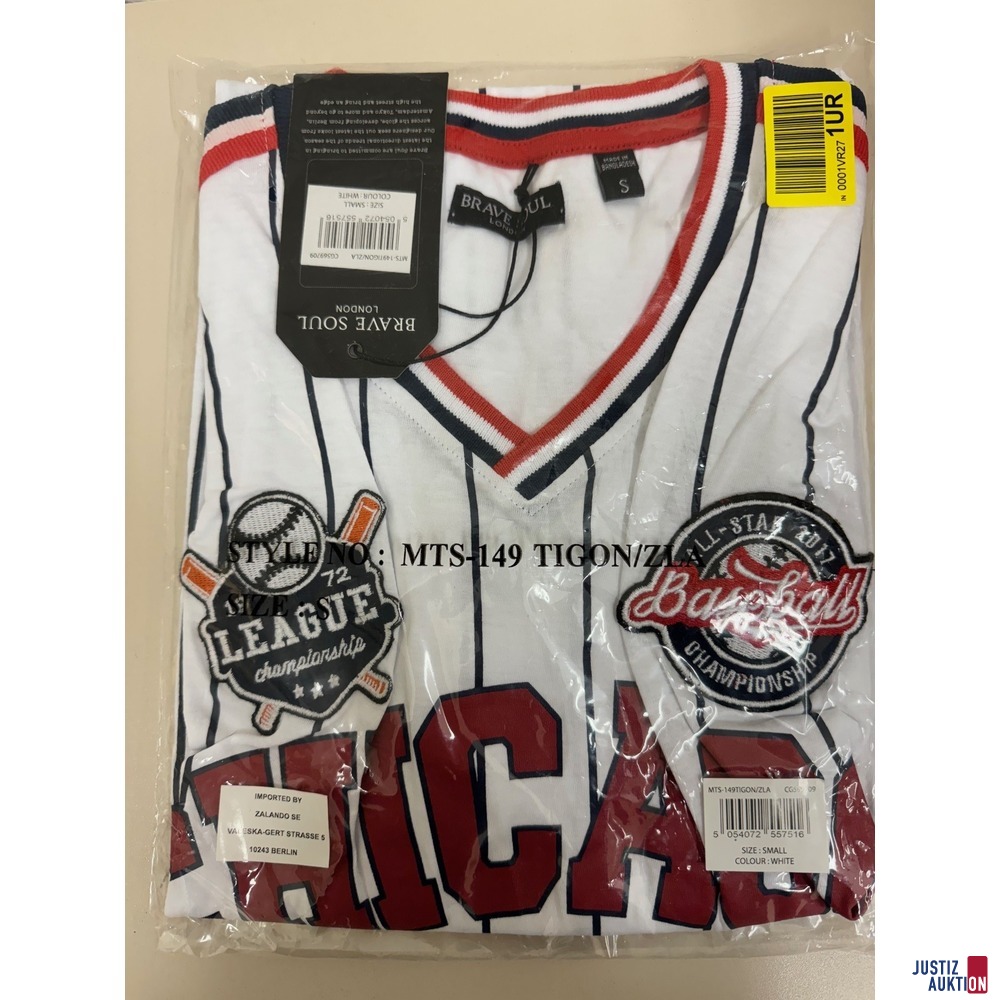 1 Baseballshirt der Marke "Brave Soul" in Größe S, Grundfarbe weiß.