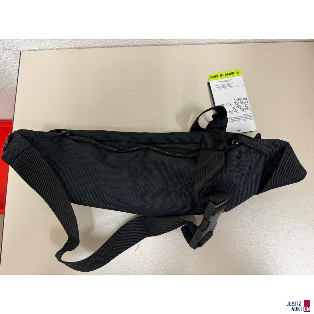 1 schwarze Bauchtasche der Marke "NIKE" (Volumen: 3 Liter)
