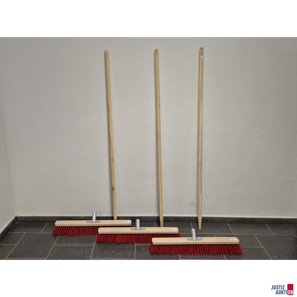 3 Besen mit Stielen