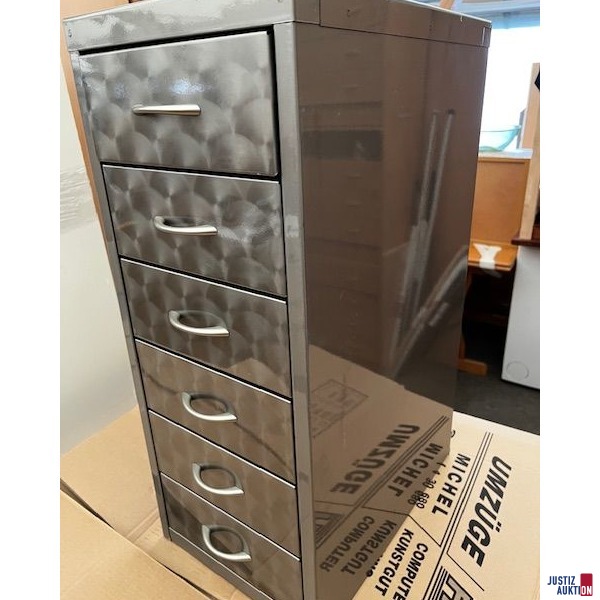 gefüllter Werkzeugschrank