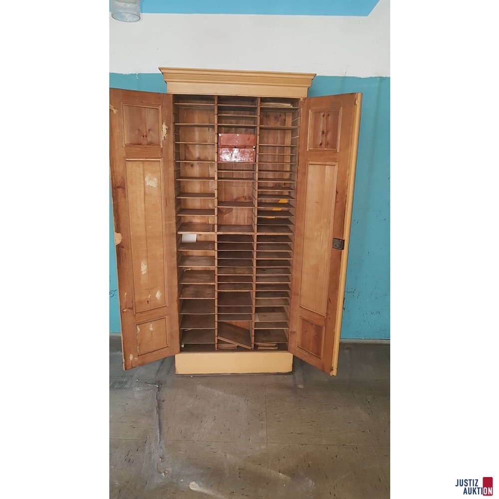 Schrank mit Ablagefächern