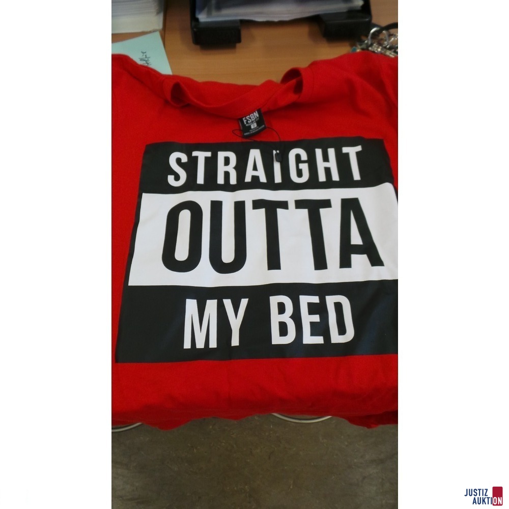 Ansicht auf rotes TShirt &quot;outta my bed&quot;