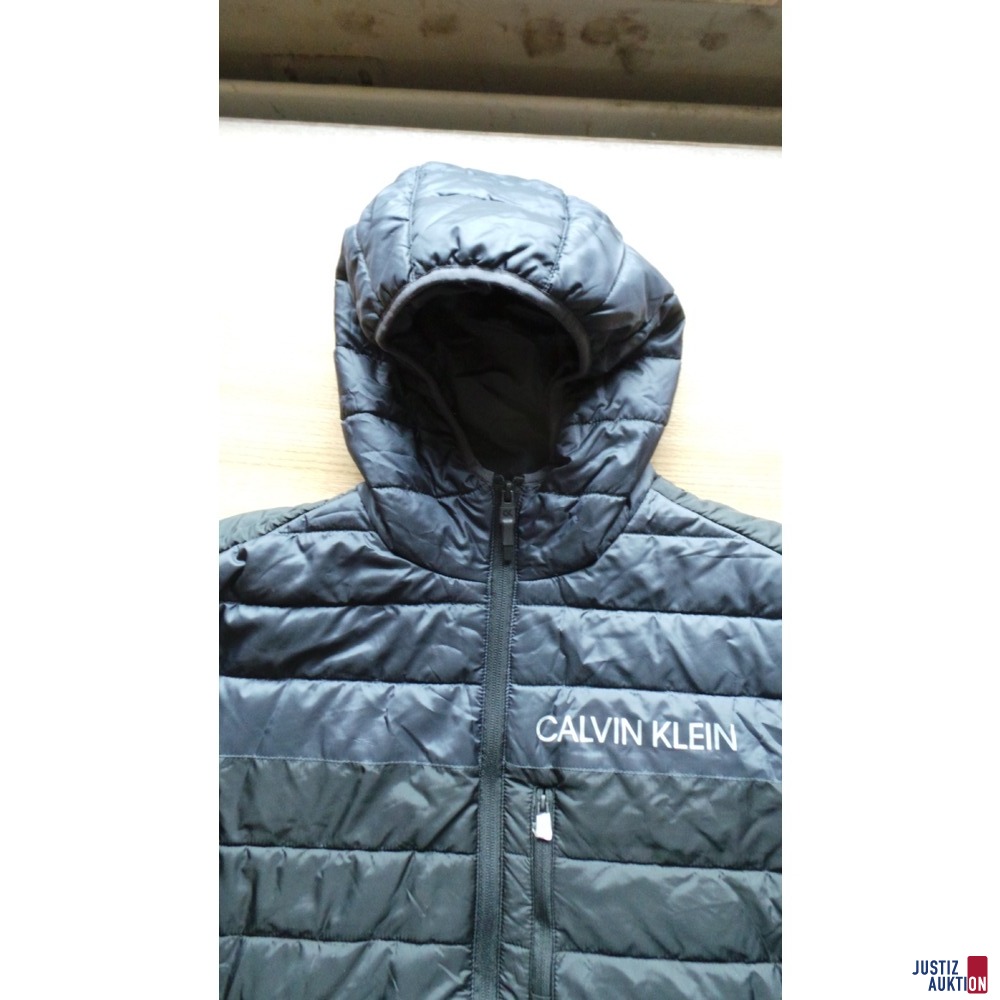 Jacke vorne mit Kaputze