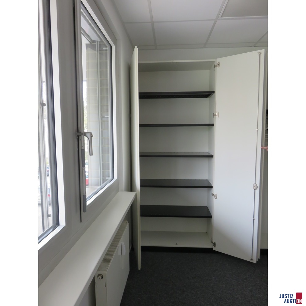 Kombination aus Kleider- und Regalschrank