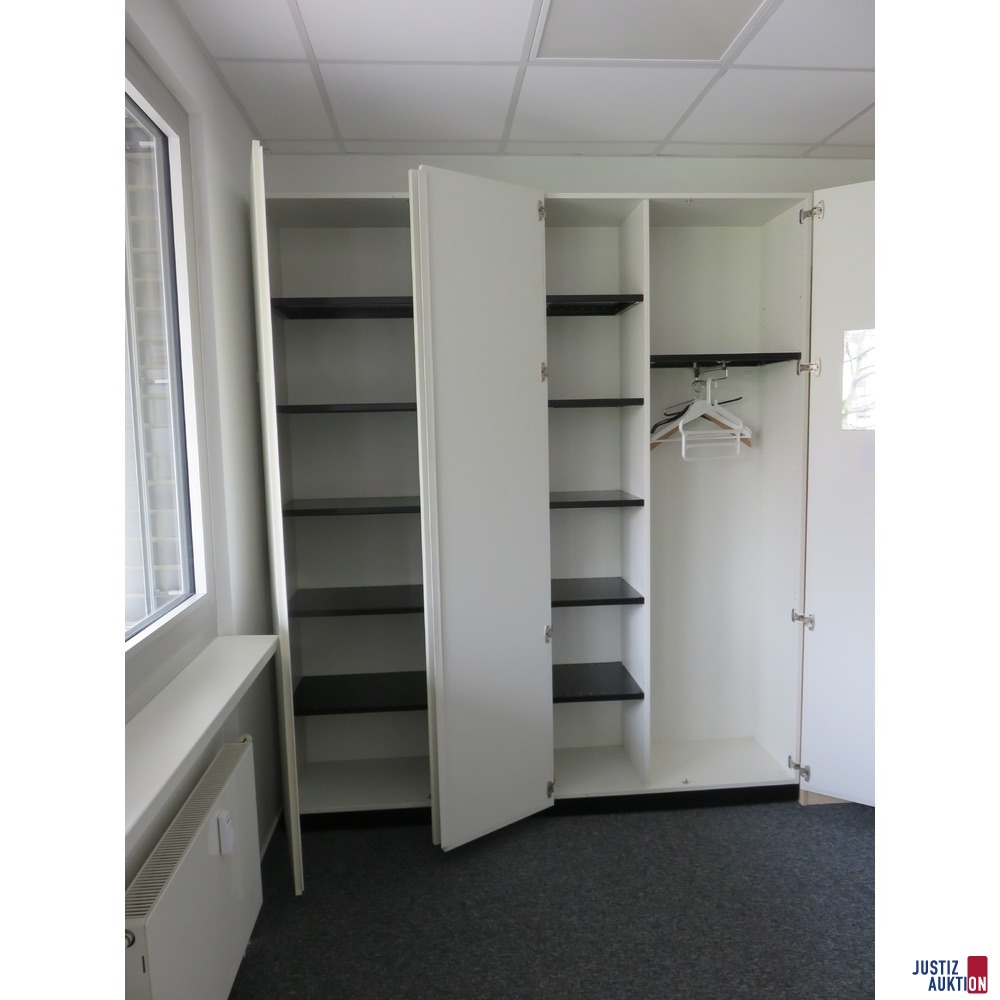 Kombination aus Kleider- und Regalschrank