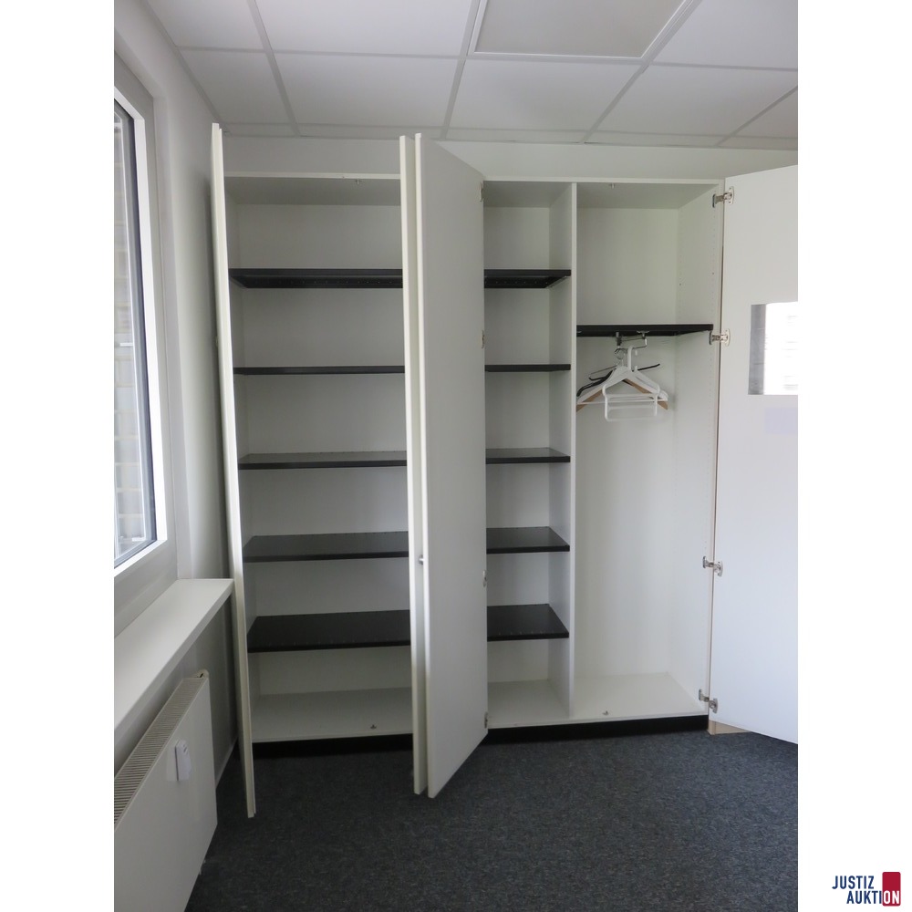 Kombination aus Kleider- und Regalschrank