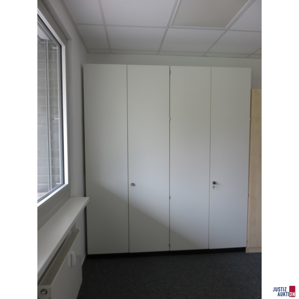 Kombination aus Kleider- und Regalschrank