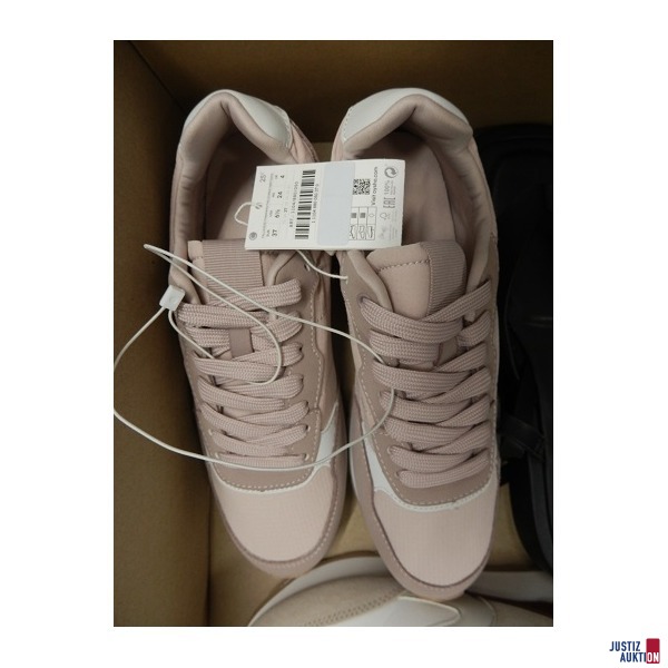 2 x Sportschuhe, 1 x Sandale der Marke Oysho je Gr. 37