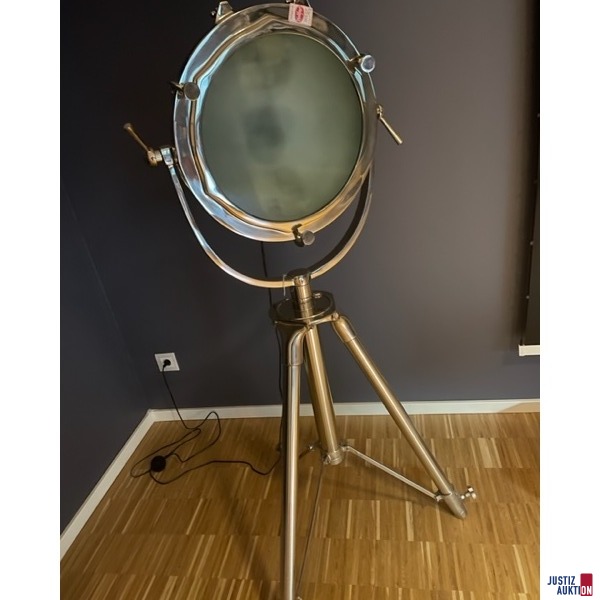 Lampe (im Scheinwerferdesign)